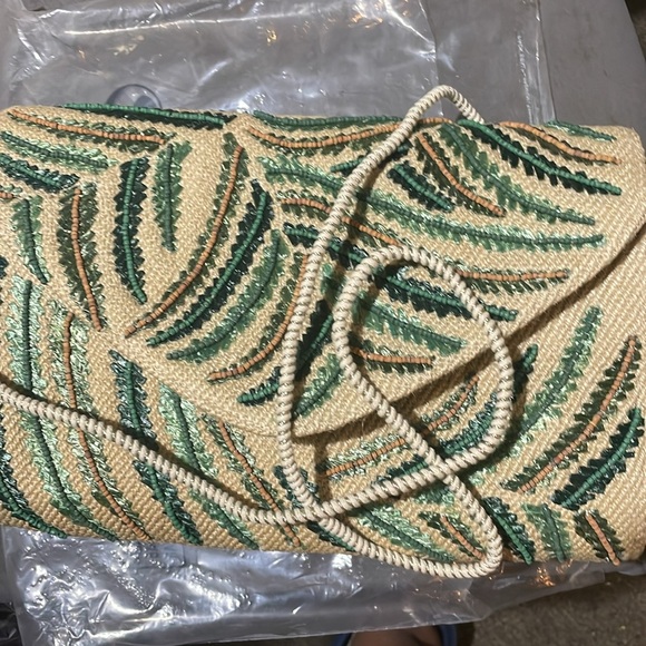 CHICO’S. Summer Straw clutch/ shoulder bag w coordinated adjustable sun visor. - Picture 2 of 10